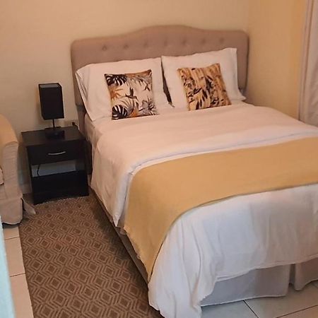 Hastings Towers 4D - Studio Apt Opp Beach Бриджтаун Екстер'єр фото