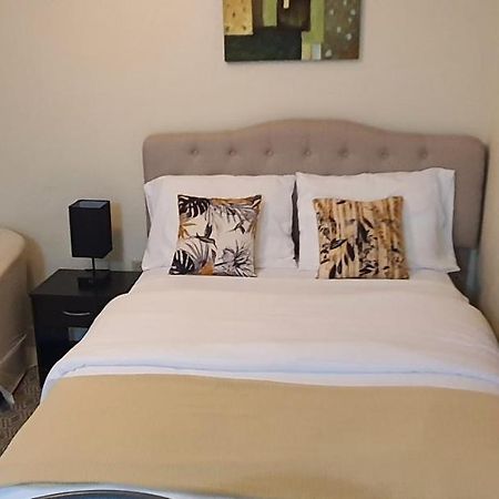 Hastings Towers 4D - Studio Apt Opp Beach Бриджтаун Екстер'єр фото