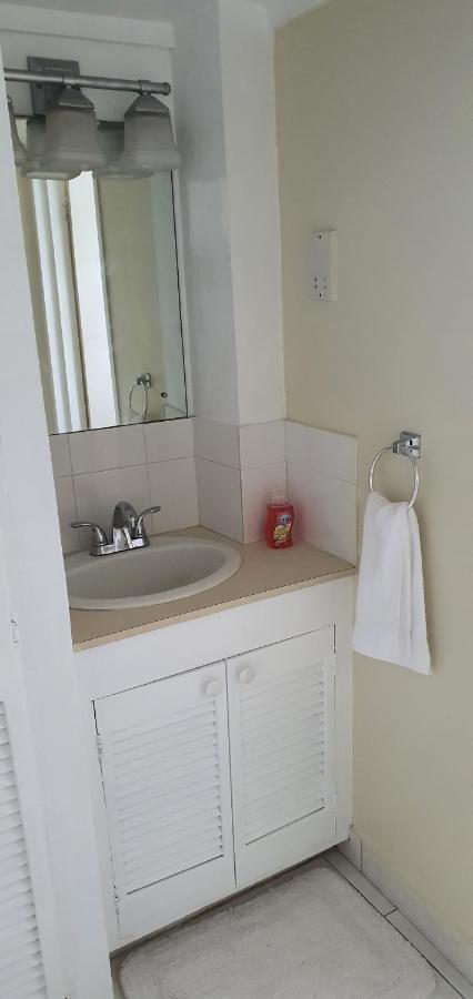 Hastings Towers 4D - Studio Apt Opp Beach Бриджтаун Екстер'єр фото