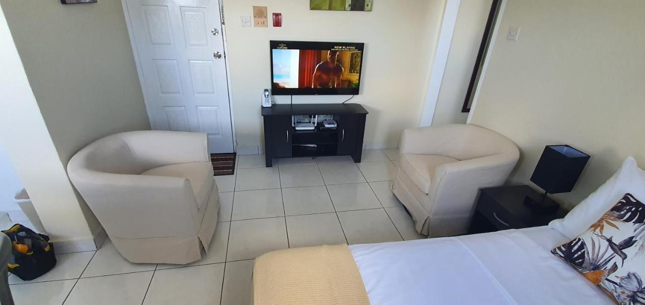 Hastings Towers 4D - Studio Apt Opp Beach Бриджтаун Екстер'єр фото