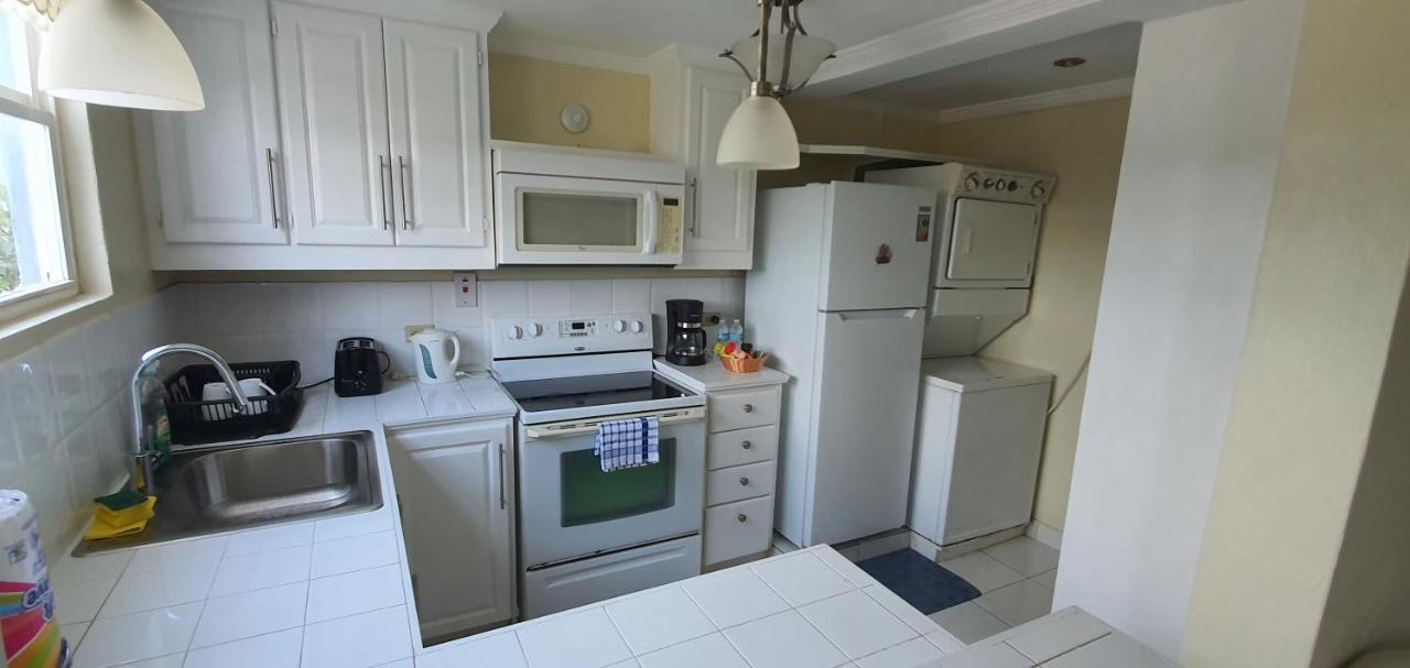 Hastings Towers 4D - Studio Apt Opp Beach Бриджтаун Екстер'єр фото