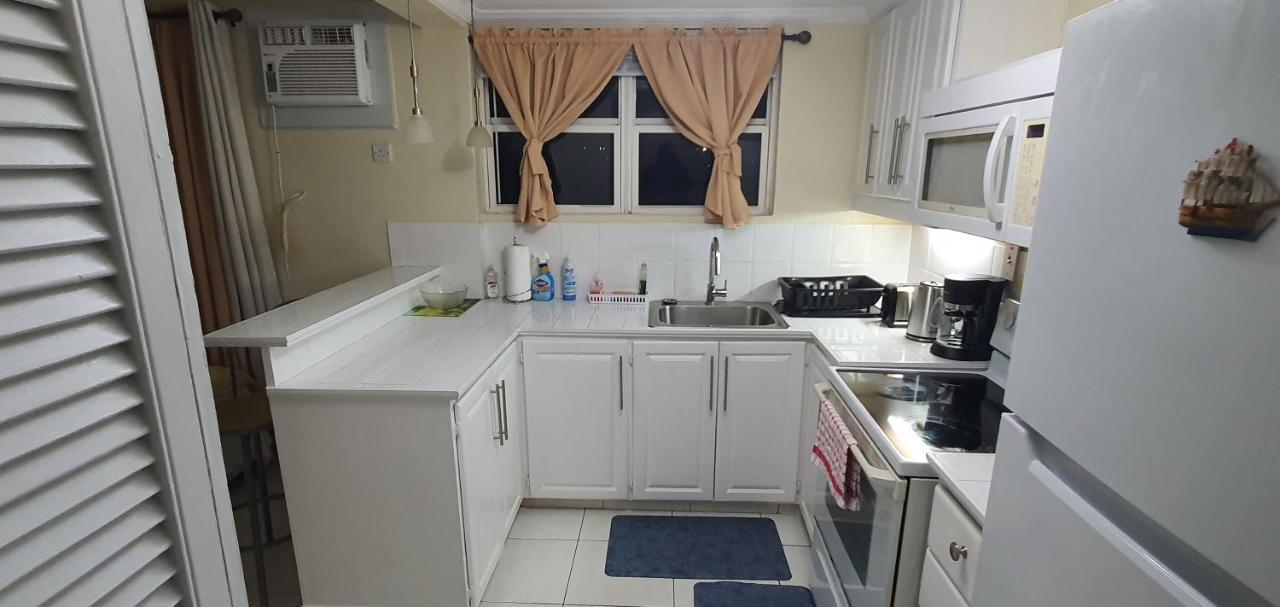 Hastings Towers 4D - Studio Apt Opp Beach Бриджтаун Екстер'єр фото